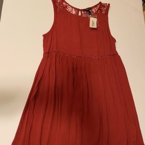 NWT WOMEN’S FOREVER 21 SLEEVELESS TOP.